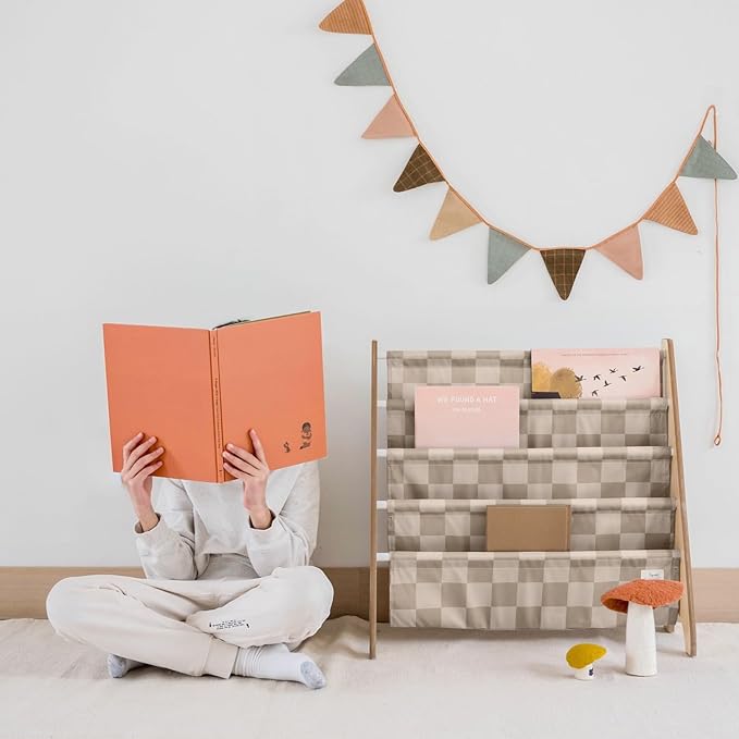 3 Sprouts Recycled Fabric Kids Bookshelf – 4-Tier Sling Book Rack Organizer - Nursery Room Playroom Classroom Wooden Book Shelves - Kid Bookcase Wood Storage Shelf for Toddler Age 3+ - Checkered Beige