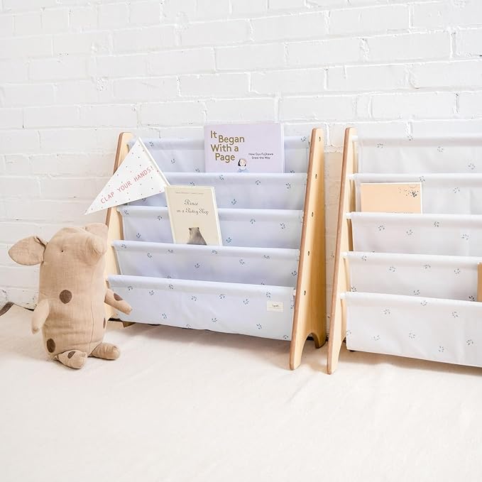 3 Sprouts Recycled Fabric Kids Bookshelf – 4-Tier Sling Book Rack Organizer - Nursery Room Playroom Classroom Wooden Book Shelves - Kid Bookcase Wood Storage Shelf for Toddler Age 3+ - Blueberry Taupe