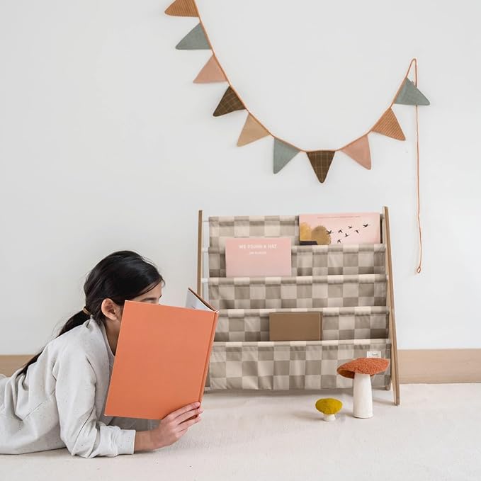 3 Sprouts Recycled Fabric Kids Bookshelf – 4-Tier Sling Book Rack Organizer - Nursery Room Playroom Classroom Wooden Book Shelves - Kid Bookcase Wood Storage Shelf for Toddler Age 3+ - Checkered Beige