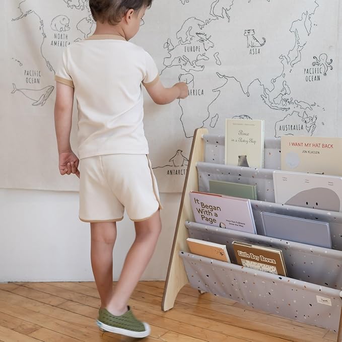 3 Sprouts Recycled Fabric Kids Bookshelf – 4-Tier Sling Book Rack Organizer - Nursery Room Playroom Classroom Wooden Book Shelves - Kid Bookcase Wood Storage Shelf for Toddler Age 3+ - Terrazzo Gray